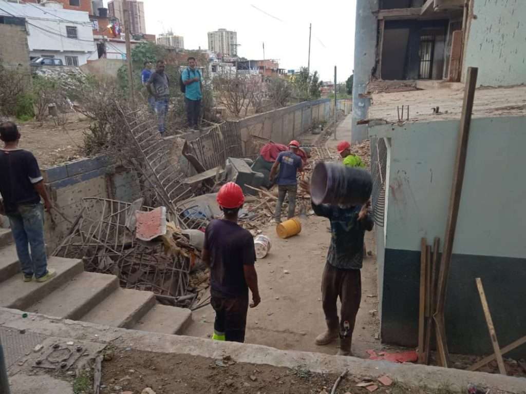 Equipos técnicos y maquinaria pesada se despliegan en La Guaira para rehabilitar hogares afectados (+ Detalles)