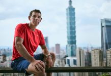 Alex Honnold conquista el icónico Taipei 101 de 508 metros sin cuerdas ni equipo de seguridad (+ Fotos)
