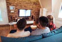 Estudian el cerebro y descubren que ver televisión después de un largo día es bueno para la salud: puede tener un impacto positivo