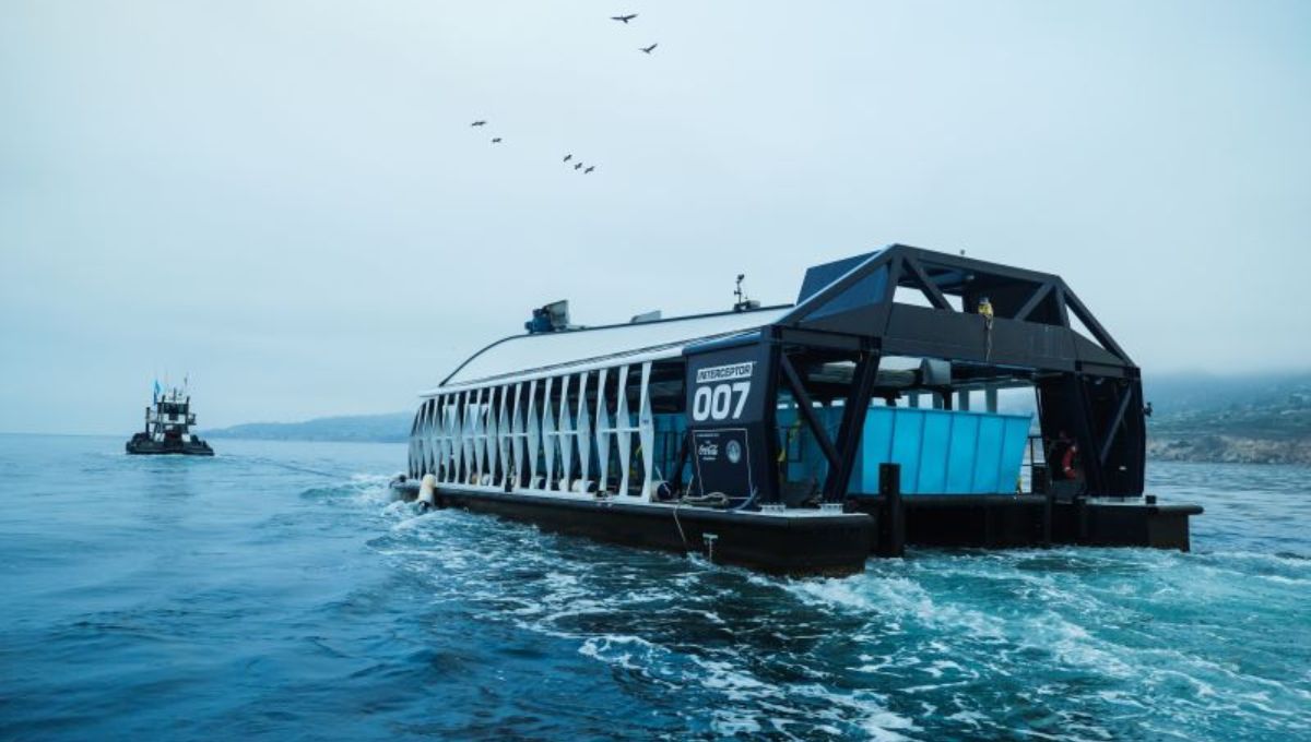 Ingenieros lanzan al mar un sistema de gran escala para recolectar plástico flotante y enfręntar la acumulación de residuos en alta mar
