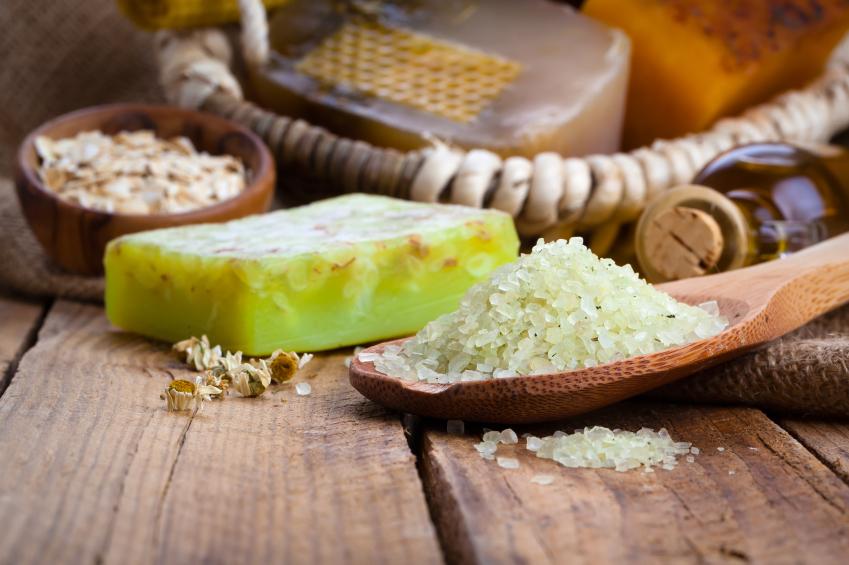 ¿Sal o azúcar? Descubre cuál es el exfoliante natural que realmente necesita tu tipo de piel