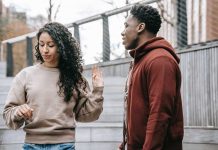 ‘Mi pareja solo ve lo mâlo de mí’: Estás con una pareja que de todo se queja y te hace sentir que nunca eres suficiente (+ Video)