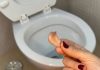 Tirar un diente de ajo por el inodoro: tradición, simbolismo y curiosas razones detrás de este rituäl