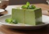 Gelatina de té verde con yogur griego para un desayuno rico en probióticos y antioxidantes: una textura cremosa y sabor herbal para tu sistema digestivo