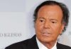 Víctïmas que dênuncïaron a Julio Iglesias por trâta y agrêsión sêxüĀl siguen trabajando para el cantante