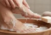 Lavarse los pies con jabón neutro y sal: esta técnica promete mejorar el aspecto y mantenerlos más saludable