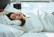 Dormir entre 7 y 9 horas por noche potencia la pérdida de grasa en mujeres y mejora el bienestar general, confirma estudio científico