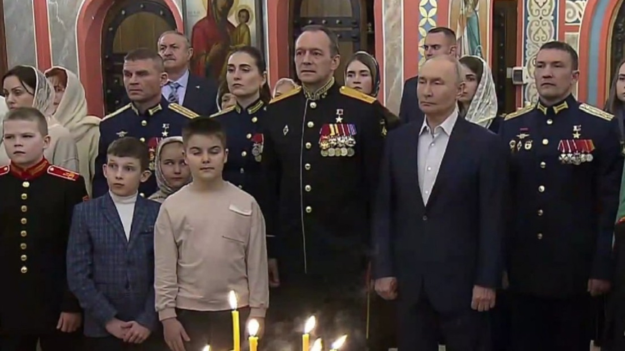 Putin celebra la Navidad ortodoxa con militares rusos y sus familias: apeló a la unidad y destacó el deber sagrado de los soldados (+ Fotos)