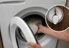 Añadir una cucharada de sal a la lavadora: el truco doméstico que ayuda a fijar colores y proteger la ropa durante el lavado