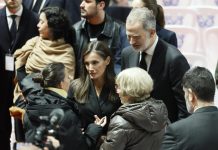 Rey Felipe VI y la reina Letizia asistieron a la misa por las víctïmas del accïdente de tren en España: acompañaron a más de 300 familiares (+ Fotos)