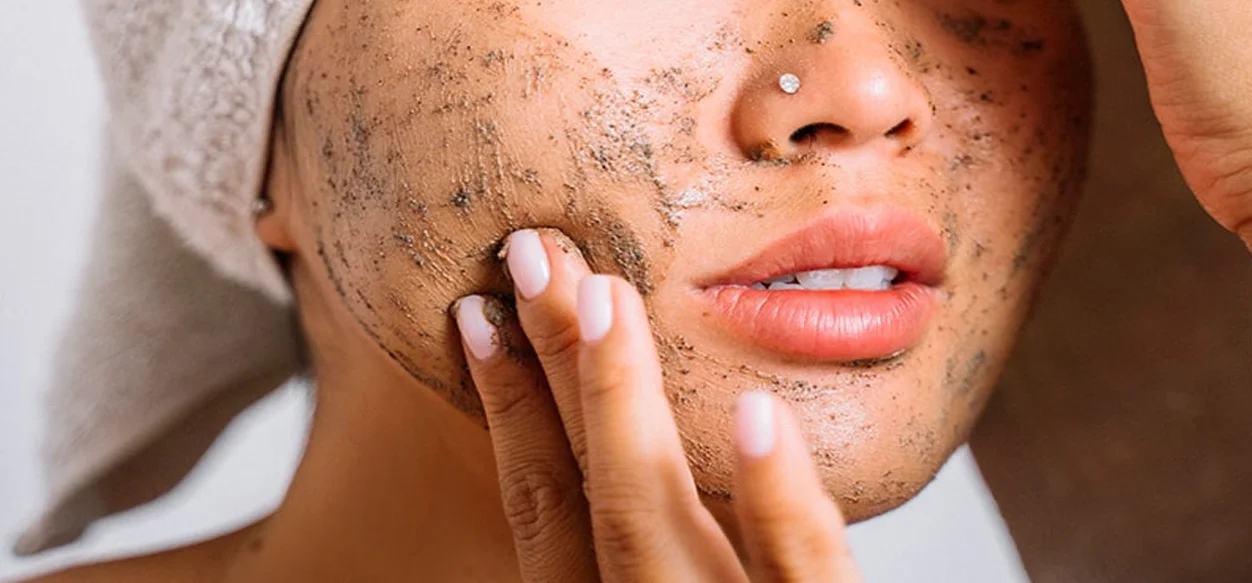 El secreto de una piel radiante: por qué la exfoliación es el paso clave para eliminar células muËrtas y devolverle la luz natural a tu rostro