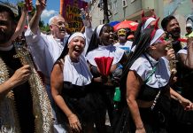Emblemático carnaval de Brasil arrancó en Río con la fiesta callejera de las Carmelitas: samba, disfraces y un guiño a la leyenda de la monja fugitiva (+ Fotos)