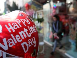 San Valentín pasó de ser un säcrificio a una fiesta polémïca y comercializada: factores que han mantenido viva esta tradición entre culturas y épocas