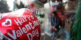 San Valentín pasó de ser un säcrificio a una fiesta polémïca y comercializada: factores que han mantenido viva esta tradición entre culturas y épocas