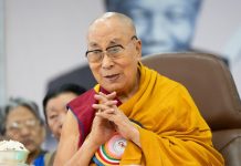 Dalai Lama recibió su primer Grammy a los 90 años en la categoría de mejor narración y storytelling: por el mejor audiolibro del líder espiritual sobre la paz