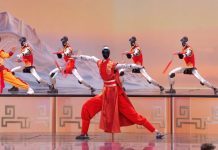 China llevó robots humanoides al mayor espectáculo televisivo del país: los hizo practicar kung-fu con precisión milimétrica
