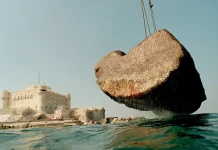 Restøs del legendario Faro de Alejandría emērgen del mar tras siglos bajo el agua