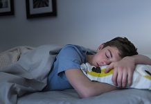 Efectos de dormir hasta tarde los fines de semana para los adolescentes: estudio revela que el ‘sueño de recuperación’ en jóvenes mejora la salud mental