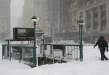 Más de 7.400 vuelos cancêlados y 600 mil hogares sin luz por la tørmenta invernal en EE.UU.
