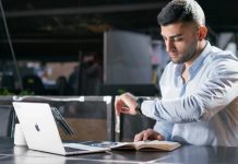 Generación Z reconoce haberse convertido en un dôlor de cabeza para las empresas: 95% de los jóvenes reconoce salir del trabajo antes que termine la jornada