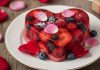 Gelatina de frutos rojos con pétalos de rosa: este postre es ideal para expresar los sentimientos de amor y cariño a través del paladar