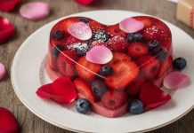 Gelatina de frutos rojos con pétalos de rosa: este postre es ideal para expresar los sentimientos de amor y cariño a través del paladar