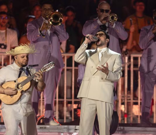 Bad Bunny detiene su show en Brasil para rendir tributo a Willie Colón y unir generaciones de la música latina