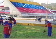 Valencia refüerza limpieza y mantenimiento urbano en la redoma de Guaparo con barrido profundo, recolección de dęsechos y suministro de agua