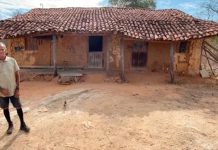 A sus 80 años vive solo en una casa de barro centenaria y mantiene un estilo de vida tradicional en el interior de Ceará (+ Fotos)