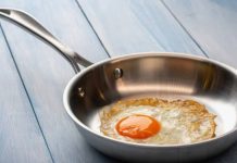 Estos son los errøres más comunes al cocinar con acero inoxidable que hacen que la comida se pegue: cómo evitarlos