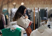 Generación Z ha encontrado cómo combâtir la soledad en las ciudades: se están reuniendo para disfrutar de los perfumes