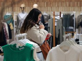 Generación Z ha encontrado cómo combâtir la soledad en las ciudades: se están reuniendo para disfrutar de los perfumes