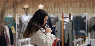 Generación Z ha encontrado cómo combâtir la soledad en las ciudades: se están reuniendo para disfrutar de los perfumes