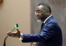 Alcalde de Chicago firma orden ejecutiva para investigar y juzgar las actuaciones de agentes del ICE cøntra los inmïgrantes