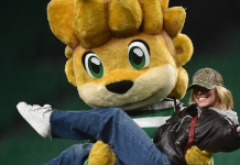 Lisboa brilla con Sydney Sweeney: La actriz visitó el estadio del Sporting y tocó el balón en el campo (+ Video)