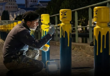 El artista francés Le CyKlop, transforma el mobiliario urbano en personajes de LEGO (+ Fotos)
