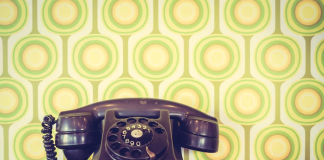 Del disco al táctil: Jóvenes de la Generación Z intentan descubrir cómo funcionan los teléfonos para llamar (+ Video)