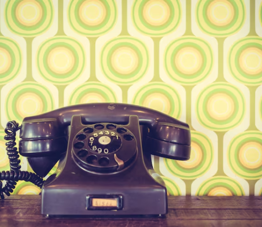 Del disco al táctil: Jóvenes de la Generación Z intentan descubrir cómo funcionan los teléfonos para llamar (+ Video)