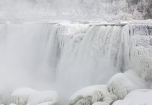 El espectáculo del hielo: Las Cataratas del Niágara se congelan parcialmente ante una ola de frío histórica (+ Fotos)