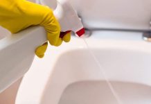 Por qué recomiendan rociar agua oxigenada en el inodoro y cuáles son los beneficios según especialistas en limpieza del hogar