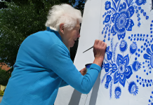 Flores azules sobre muros blancos: la historia de la mujer que convirtió su pueblo en una obra de arte (+ Fotos)