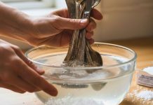 Cómo usar la sal para mantener tus cubiertos limpios y brillantes y por qué funciona (+ Detalles)