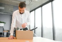 Jóvenes de 18 a 34 años enfrentan más dificultades emocionales y cotidianas que los mayores de 55, según informe internacional