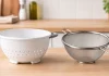 Ni plástico ni metal fino: Conoce las características que tiene un colador para una mejor opción para la cocina