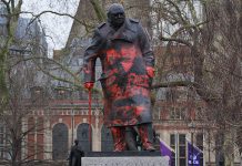 Detênïdo un hombre en Londres por vândälïzar la estatua de Churchill: acüsado de provøcar dâños agrâvados por motivos raciales
