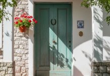 Colgar una herradura en la puerta no es simple decoración: el antiguo ritüal que promete protección y buena suerte para el hogar