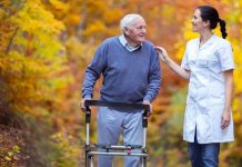 Los abuelos se enferman porque dejan de caminar, no por viejos: no es por la edad, es por que dejó de moverse