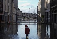 Tormênta Nils azøta la costa atlántica francesa, dañó barcos y arrancó árboles: un fallecïdo y un herïdo grâve a consecuencia de la borrasca