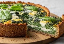 Receta de tarta de espinaca con masa de quinoa: El plato combina una base crocante sin harinas refinadas y un relleno cremoso