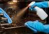 Cómo limpiar el horno sin esfuerzo ni químicos: el truco casero con sal gruesa y vapor que elimina toda la grasa